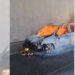 Një automjet tip Ford-i shkrumbohet në një tunel të aksit Elbasan-Tiranë, makina përfshihet nga flakët