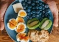 Një dietologe tregon si të konsumoni karbohidratet, proteinat, yndyrnat dhe fibrat për të kontrolluar sheqerin