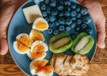 Një dietologe tregon si të konsumoni karbohidratet, proteinat, yndyrnat dhe fibrat për të kontrolluar sheqerin