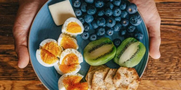 Një dietologe tregon si të konsumoni karbohidratet, proteinat, yndyrnat dhe fibrat për të kontrolluar sheqerin