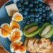 Një dietologe tregon si të konsumoni karbohidratet, proteinat, yndyrnat dhe fibrat për të kontrolluar sheqerin