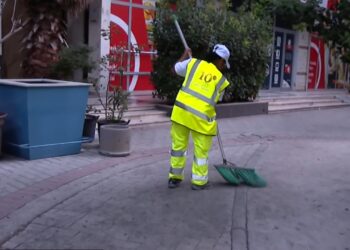 Njerëzit që pastrojnë Tiranën: Punojmë kur të tjerët flenë; nuk na lodh puna, por sjellja e qytetarëve