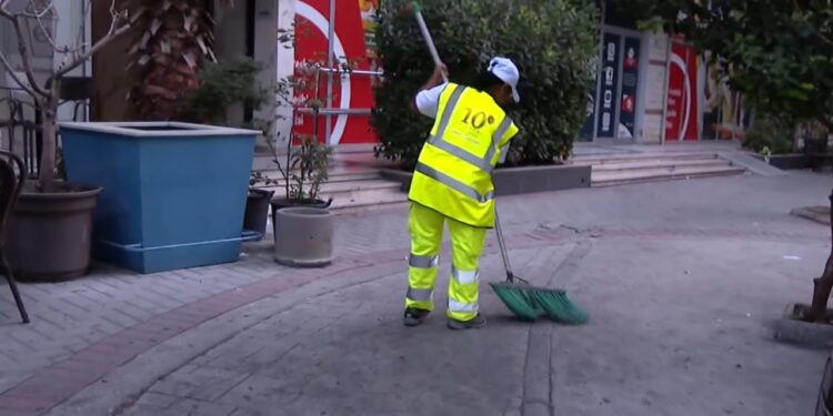 Njerëzit që pastrojnë Tiranën: Punojmë kur të tjerët flenë; nuk na lodh puna, por sjellja e qytetarëve