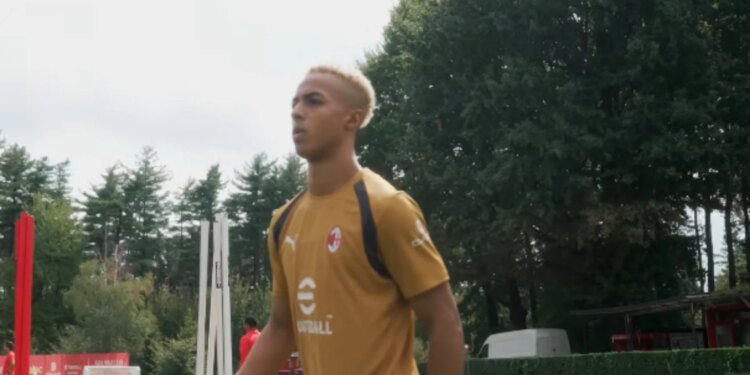 Omari Hutchinson prezantohet: Milan është një ëndërr. Për Amorim, kërkova ndjesë sepse…