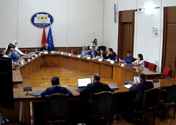 PD kundër PS-territorialen: Po bëni ndryshim pa pyetur qytetarët; Manja: Komisioni s'mund marrë kompetencat; Opozita lë sallën