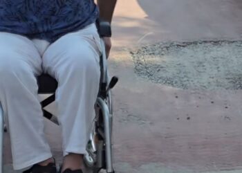 Pa rampa, të izoluar në qytet: personat me aftësi të kufizuara kërkojnë akses në autobusë, taksi e institucione