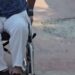 Pa rampa, të izoluar në qytet: personat me aftësi të kufizuara kërkojnë akses në autobusë, taksi e institucione