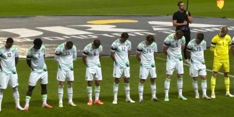 Pa shtrëngime duarsh, kokat ulur dhe shirita të zinj, Irlanda kthen ndeshjen me Izraelin në deklaratë simbolike