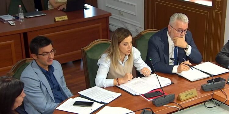Paga e magjistarëve..., lapsus i deputetes PS te komisioni i ligjeve; Bylykbashi: Mos e bëni kaq të madhe