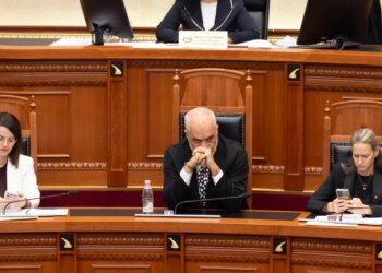 Pagat e gjyqtarëve, diskutim në Kuvend; Rama mbërrin në seancë; në votim duhen 84 vota