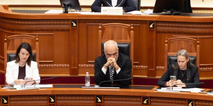 Pagat e gjyqtarëve, diskutim në Kuvend; Rama mbërrin në seancë; në votim duhen 84 vota