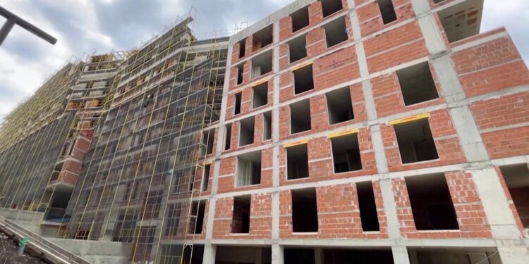 Pagat rrisin koston e ndërtimit, por jo të materialit; banesat mbeten të shtrenjta