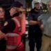 Pamje nga shoqërimi i tubuesve në Tiranë, protestuesja kërkon telefonin për të lajmëruar motrën: Kam mamin të sëmurë