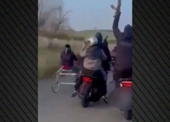 Pamje si në filma: anëtarë të mafies italiane organizojnë garë paligjshme me kuaj në autostradë, me breshëri plumbash