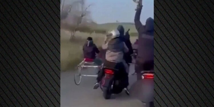 Pamje si në filma: anëtarë të mafies italiane organizojnë garë paligjshme me kuaj në autostradë, me breshëri plumbash