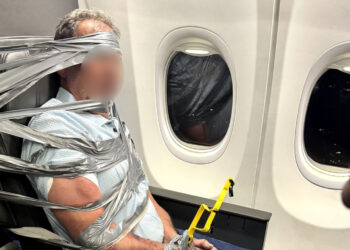 Panik në ajër/ Pasagjeri lidhet me ngjitës dhe zinxhirë në sediljen e avionit, zbardhet incidenti