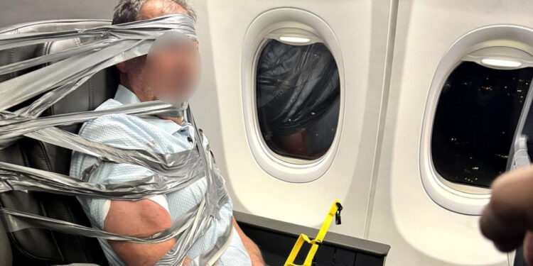 Panik në ajër/ Pasagjeri lidhet me ngjitës dhe zinxhirë në sediljen e avionit, zbardhet incidenti
