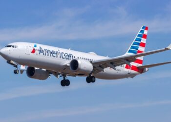 Panik në fluturim të American Airlines: pasagjerja zhvishet dhe kryen veprime të pahijshme para pasagjerëve