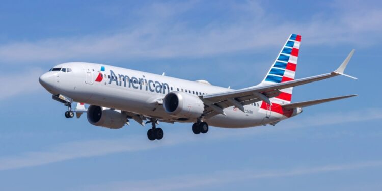 Panik në fluturim të American Airlines: pasagjerja zhvishet dhe kryen veprime të pahijshme para pasagjerëve