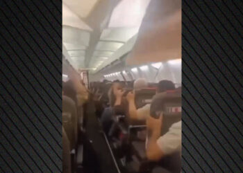 Panik në fluturimin Boeing 737 në Iran: pjesë të tavanit bien mbi pasagjerët menjëherë pas ngritjes së avionit