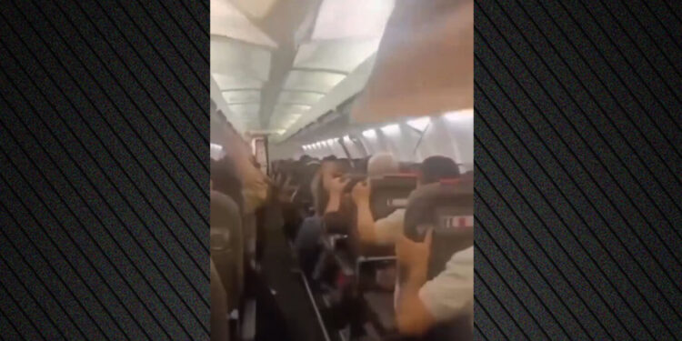 Panik në fluturimin Boeing 737 në Iran: pjesë të tavanit bien mbi pasagjerët menjëherë pas ngritjes së avionit