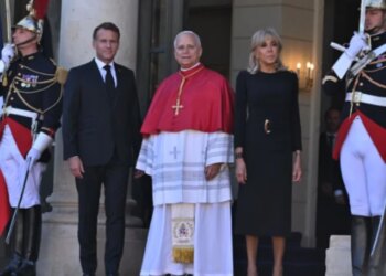 Papa Leone XIV mbërrin në Francë, Macron dhe bashkëshortja e tij e presin në Pallatin Élysée