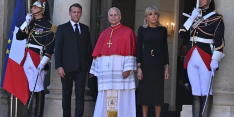 Papa Leone XIV mbërrin në Francë, Macron dhe bashkëshortja e tij e presin në Pallatin Élysée