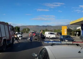 Parakalim i gabuar në superstradën Lezhë-Shkodër, disa të plagosur në aksidentin e dy makinave