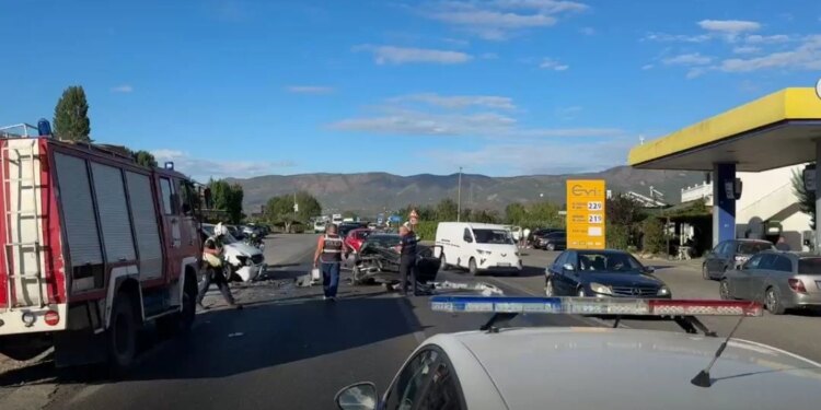 Parakalim i gabuar në superstradën Lezhë-Shkodër, disa të plagosur në aksidentin e dy makinave