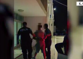 Parandalohet incident i rëndë në Rrogozhinë; arrestohet i riu që kërcënoi 35-vjeçarin me kallashnikov