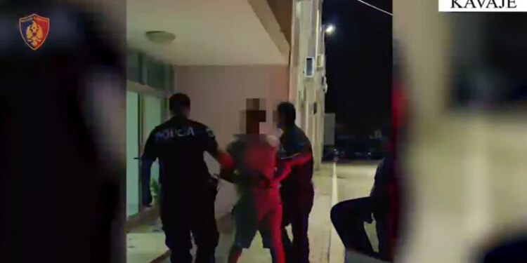 Parandalohet incident i rëndë në Rrogozhinë; arrestohet i riu që kërcënoi 35-vjeçarin me kallashnikov