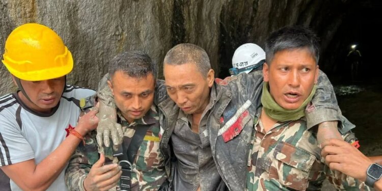 Pas 10 ditësh bllokimi në tunel, shpëtohet i gjallë shtetasi kinez në Nepal; kërkime për qindra të zhdukur