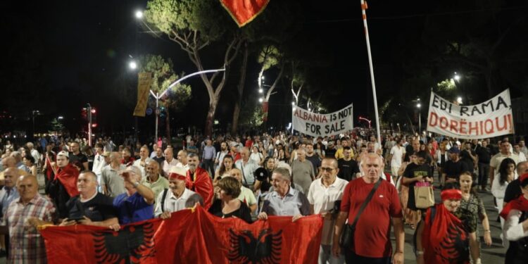 Pas fjalimeve poshtë zyrës së kryeministrit, marshimi nis në rrugët e Tiranës në ditën e 117-të të protestës