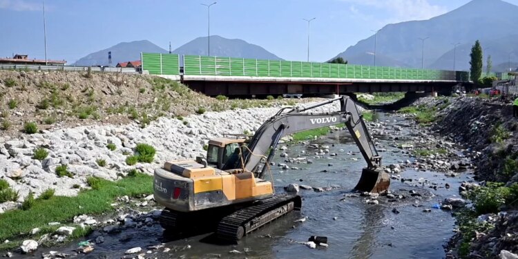 Pas marrjes së kompetencave, Veliaj nis pastrimin e Tiranës: ndërhyrje në Bregun e Lumit dhe Urën e Kamzës
