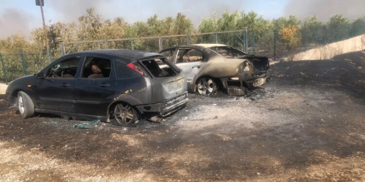 Pas zjarrit në Levan të Fierit, automjetet dy efektivëve të policisë u shkrumbuan kur shkuan në ndihmë banorëve
