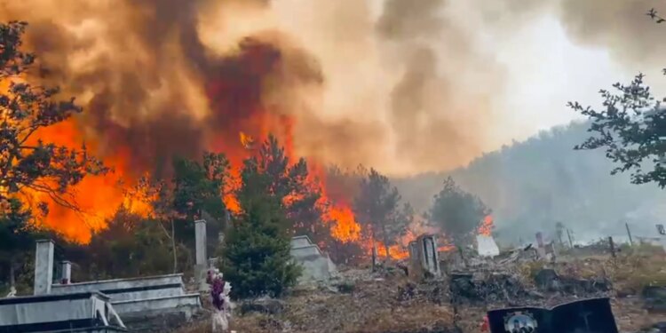 Përkeqësohet situata e zjarreve në Ungrej, Lezhë; flakët favorizuara nga era rrezikojnë varrezat dhe kishën e Rrasit