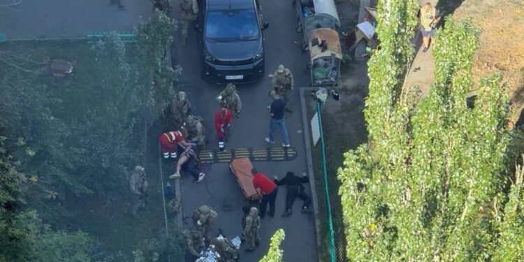 Përleshje me armë mes shërbimeve sekrete në Kiev, Zelensky e quan situatë absolutisht të turpshme