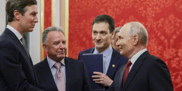 Përpjekjet e SHBA-së për t’i dhënë fund luftës, takimi i shumëpritur në Moskë mes dërguarve Trump dhe Putin