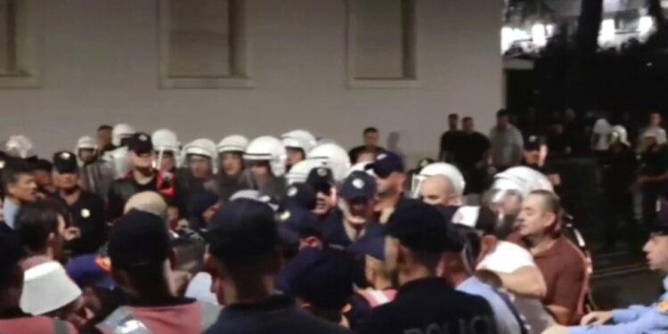 Përplasje e ashpër me policinë te Kryeministria, disa protestues shoqërohen