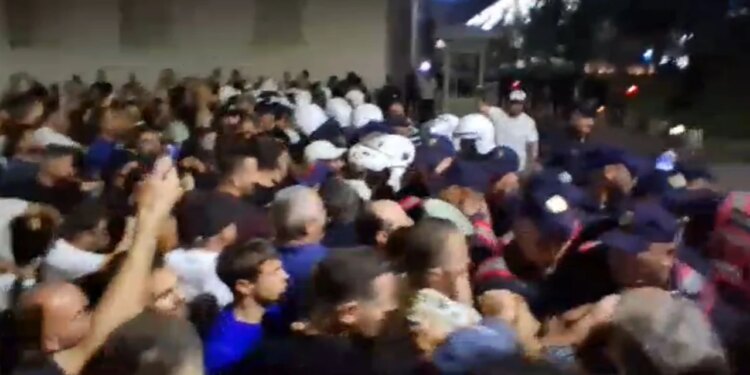 Përplasje fizike te Kryeministria mes protestuesve dhe policisë, një efektiv i lënduar