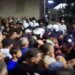 Përplasje fizike te Kryeministria mes protestuesve dhe policisë, një efektiv i lënduar