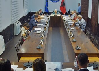 Përplasje në Komisionin e Ekonomisë: Drafti i PS-së jep 8500 lekë rritje, gjyqtarët duan mbi 9-fishin