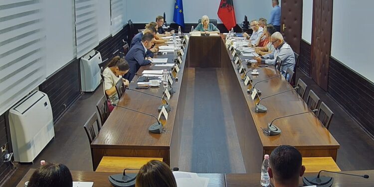 Përplasje në Komisionin e Ekonomisë: Drafti i PS-së jep 8500 lekë rritje, gjyqtarët duan mbi 9-fishin