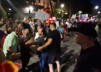 Përshkallëzohen protestat, tubuesit kërkojnë të hyjnë në ambientet e Kryeministrisë; policia blindon godinën