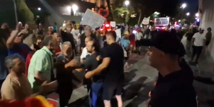 Përshkallëzohen protestat, tubuesit kërkojnë të hyjnë në ambientet e Kryeministrisë; policia blindon godinën