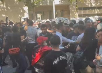 Përshkallëzohet protesta pranë Kuvendit, ka përplasje mes policisë dhe protestuesve dhe tentohet çarja e kordonit