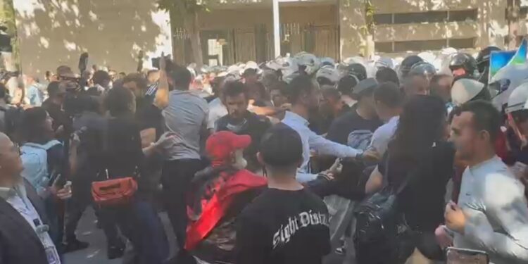 Përshkallëzohet protesta pranë Kuvendit, ka përplasje mes policisë dhe protestuesve dhe tentohet çarja e kordonit