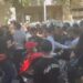 Përshkallëzohet protesta pranë Kuvendit, ka përplasje mes policisë dhe protestuesve dhe tentohet çarja e kordonit