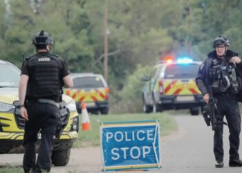 Pesë të arrestuar afër bazës amerikane në Britani; dyshohet për komplot me eksplozivë, hetohet lidhja me Iranin