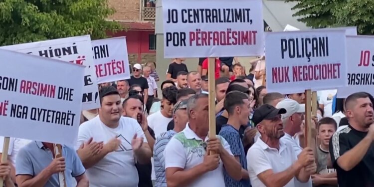 Poliçani njofton protestë, Këshilli Bashkiak paralajmëron dorëheqje; tubimi zhvendoset para Kuvendit